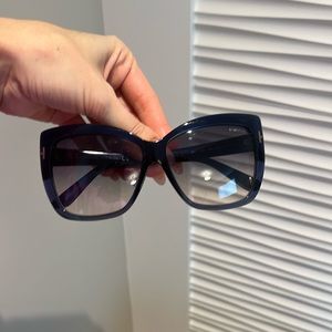 Irina Tom ford sunglasses in blue.
